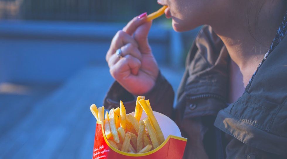 12 Abnormal Eating Habits That Only College Kids Consider Normal