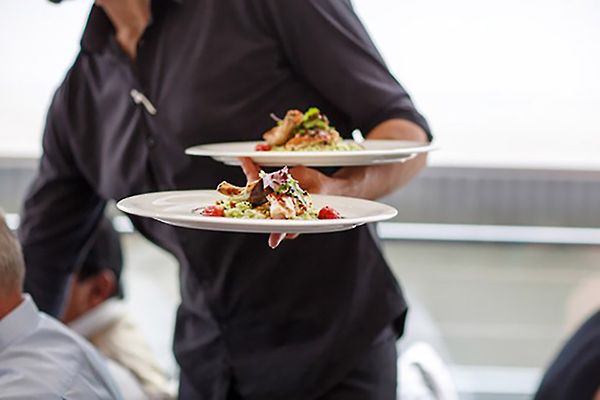 10 Situations Every Restaurant Employee Has Suffered Through