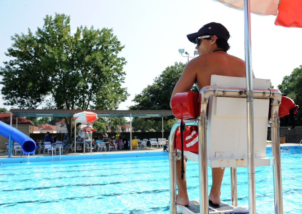 31 Situations Every Lifeguard Has Suffered Through