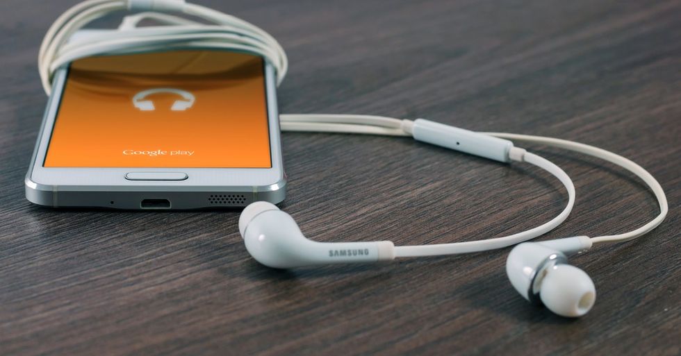 The Power of Listening To Weekly Podcasts (And 5 You Should Download Right Now)