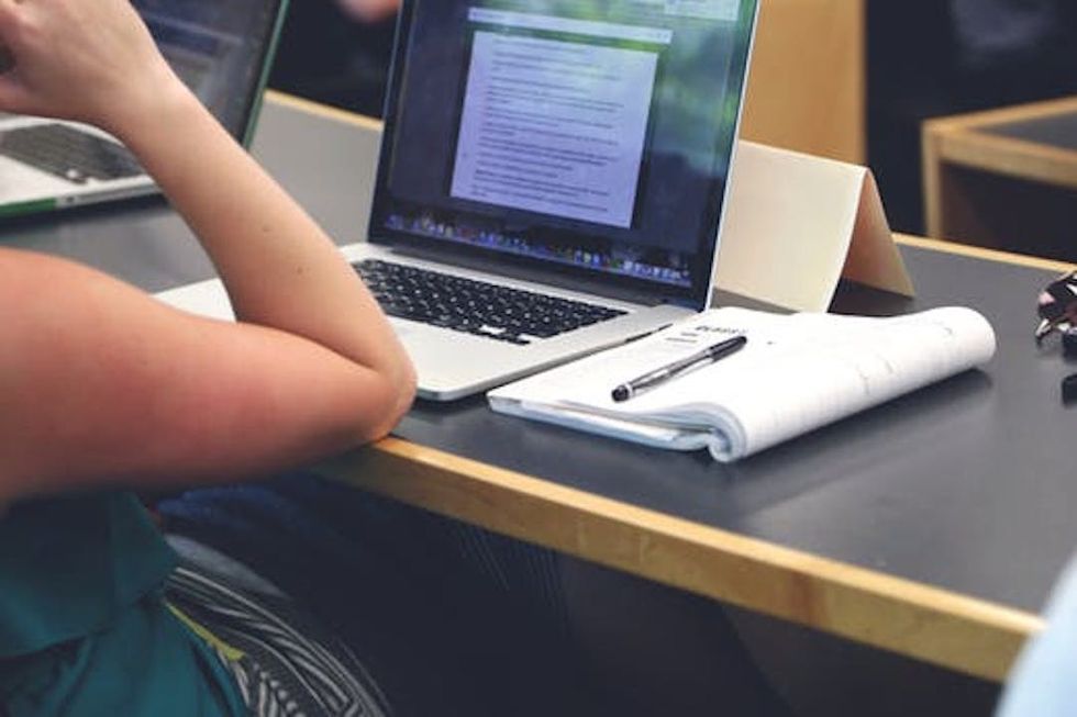 25 Thoughts Every College Student Has While In Class