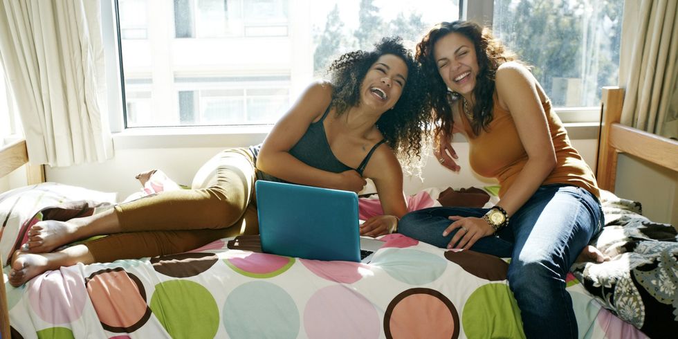 8 Ways You Know You're Comfortable With Your Roommate