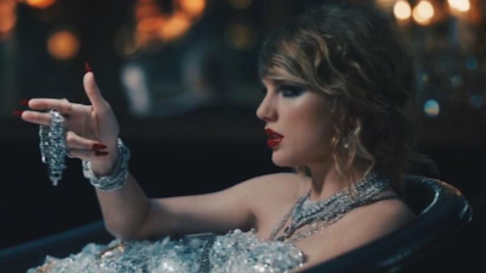 11 Hidden Clapbacks In Taylor Swift's 'LWYMMD' Music Video