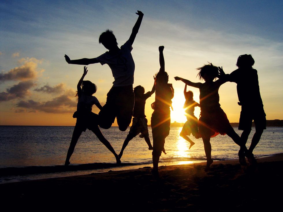 The 5 Stages Of Seeing Your College Friends Over Summer Break