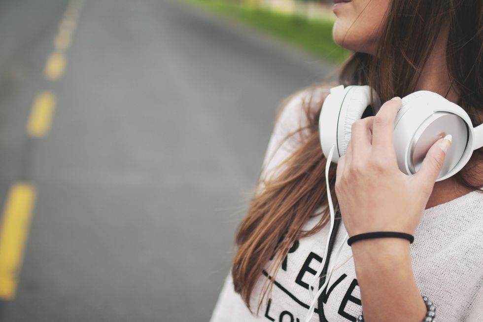 5 Signs You Don't Listen To Mainstream Music