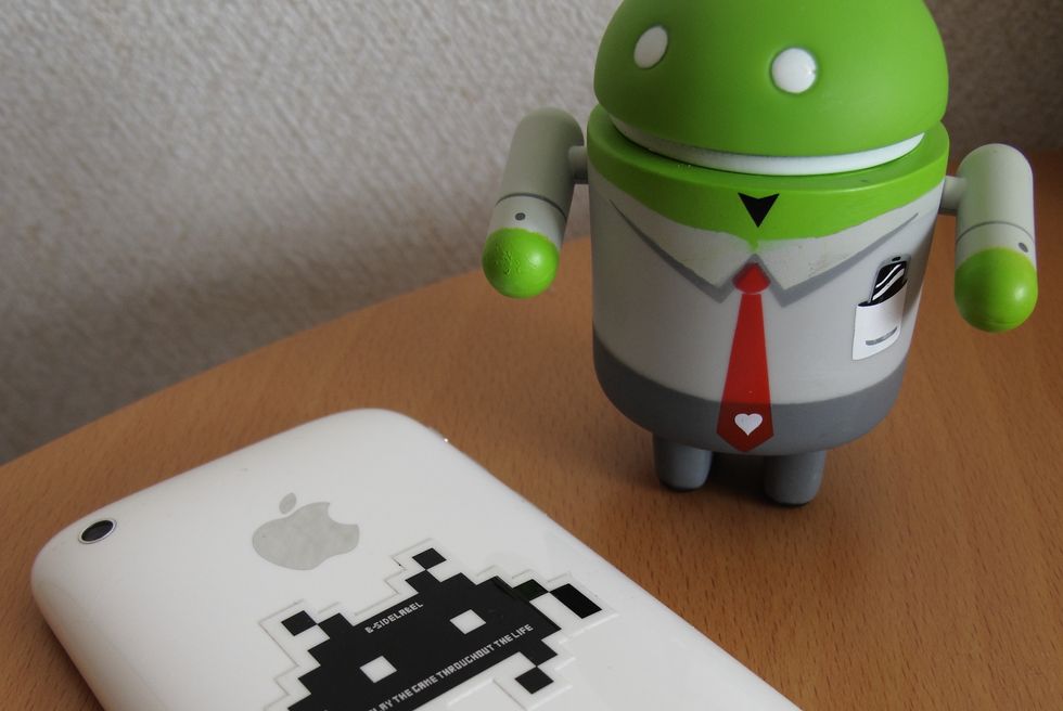 12 Struggles Of Being The Only Android In An iPhone World