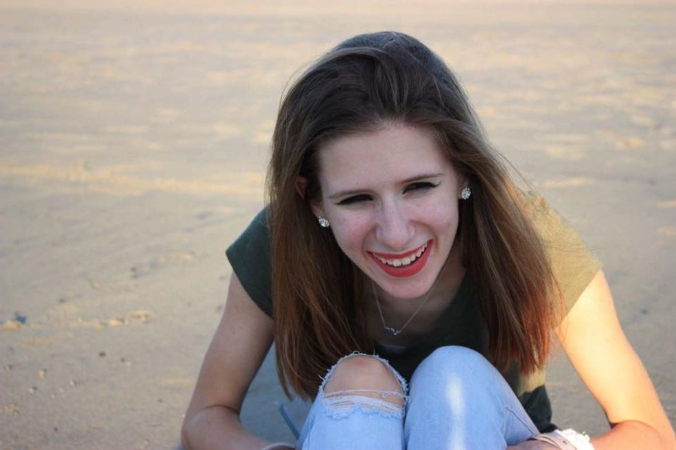 4 Pros and 4 Cons to Being Singles