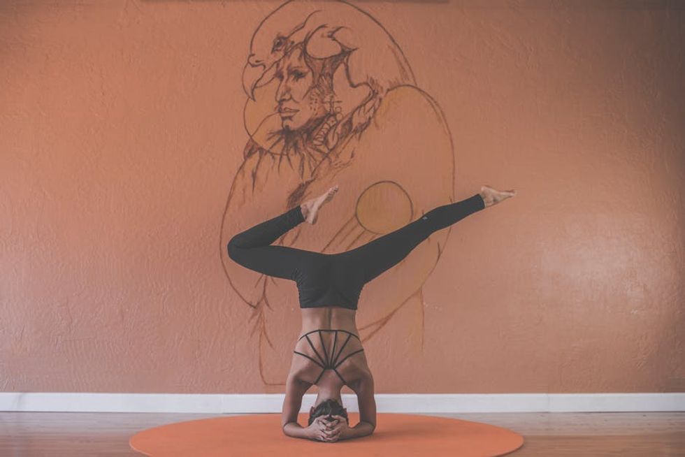 10 Thoughts Running Through Your Head During Yoga