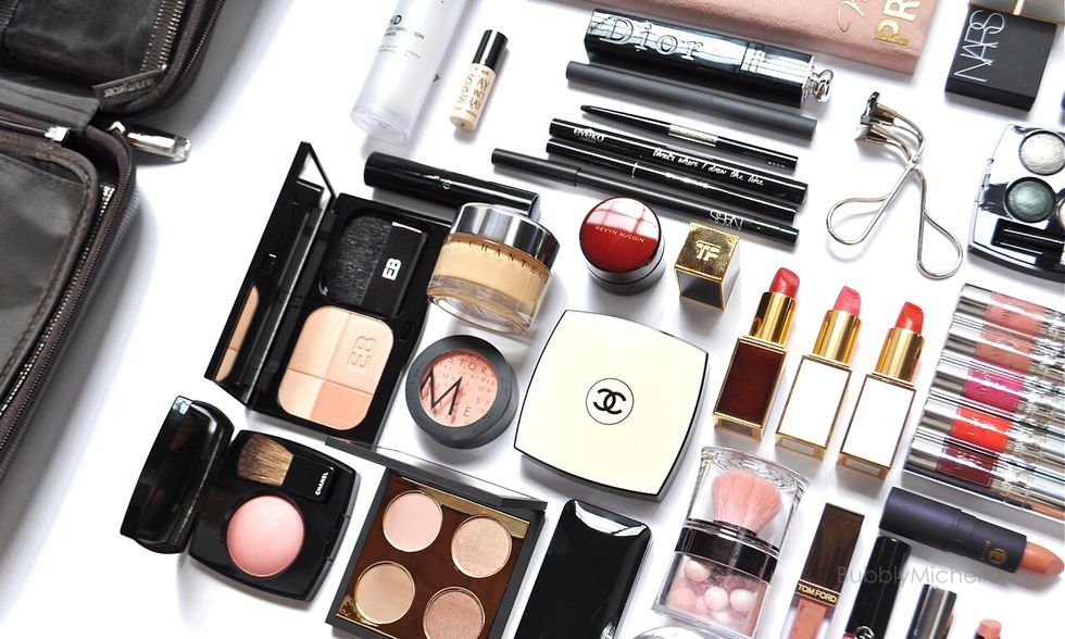 10 Essentials for Your Makeup Travel Bag