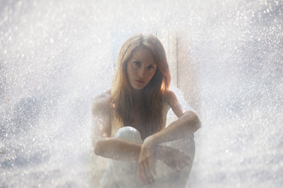 Premiere: Bella Mer Releases New EP 'Loaded Gun'