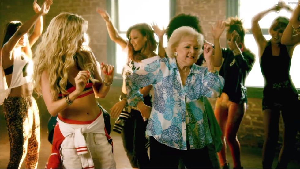 7 Signs You're Not The 'Mom Friend,' You're The GRANDMA Friend
