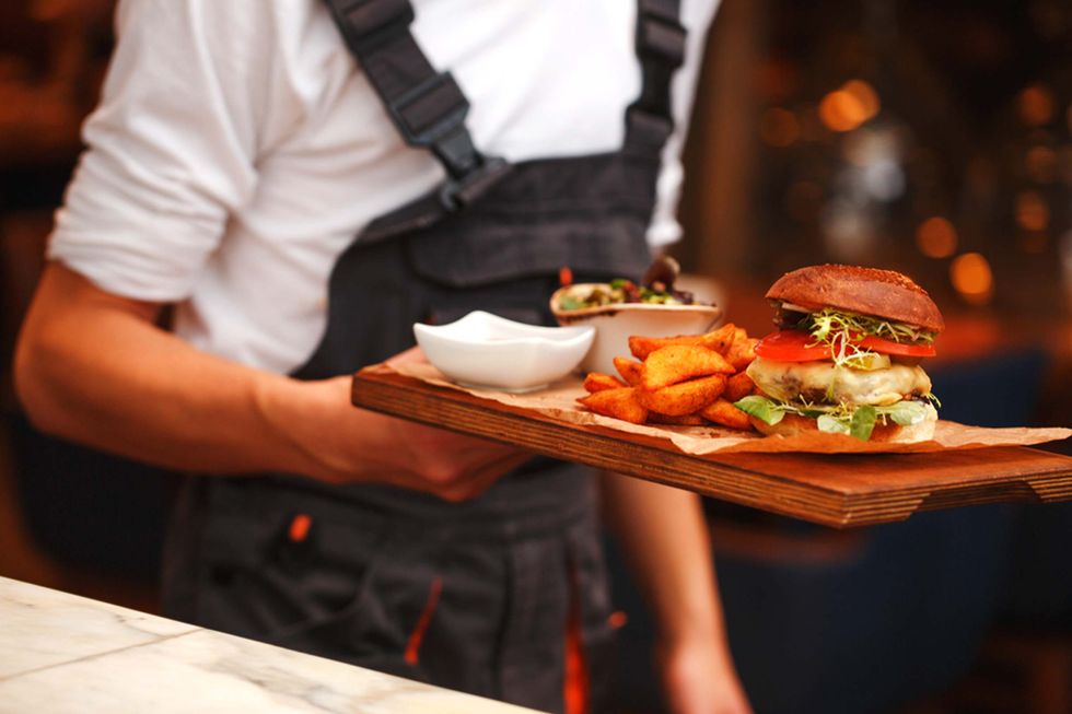 4 Reasons To Never Eat At A Chain Restaurant Again