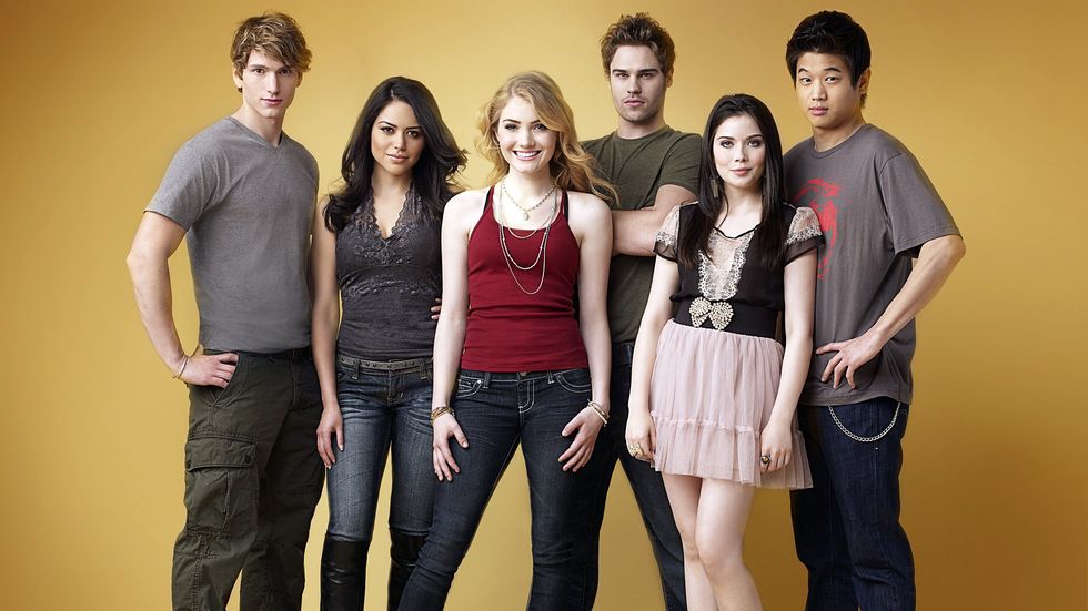 "The Nine Lives of Chloe King" Was Cancelled 6 Years Ago And I'm Still Not Over It