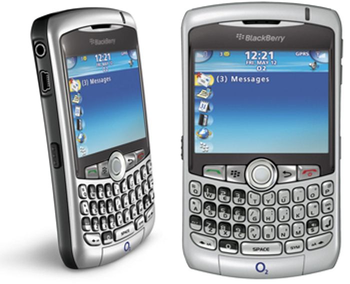 reviewing iconic 2000's cell phones! *razr, blackberry, etc.* 