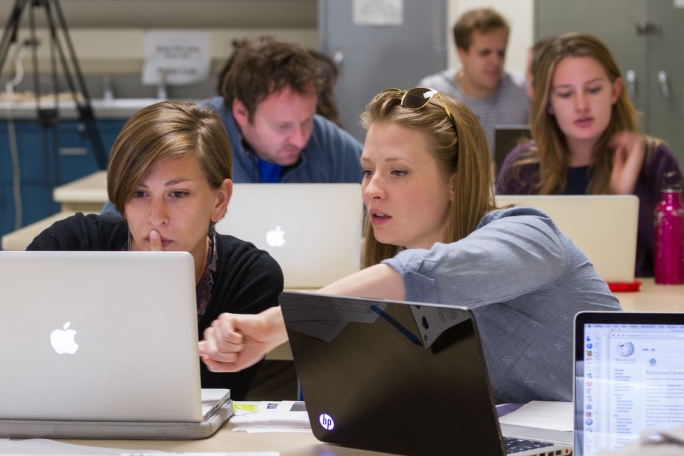 7 Things Teachers That Don't Believe In Technology Do That Make College Harder