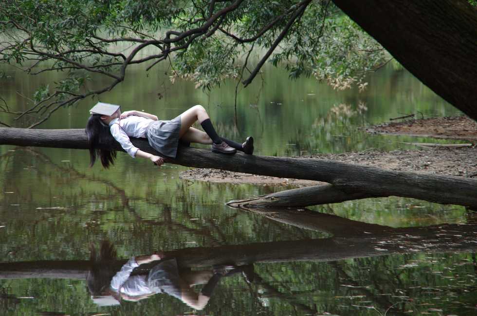 The Theory Behind That 'Falling Feeling' You Get Right Before You Fall Asleep