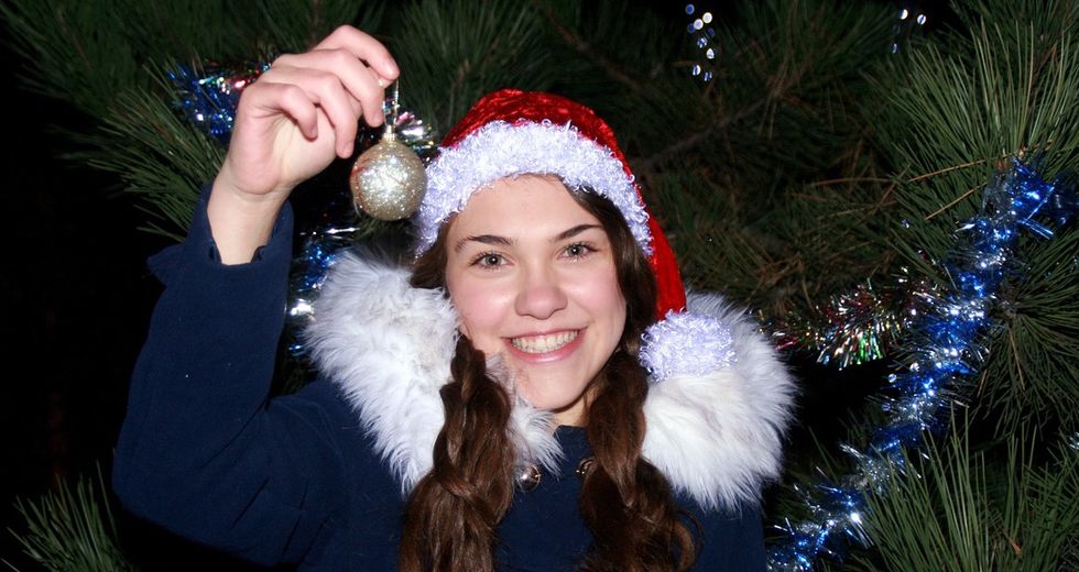 8 Feelings Christmas Girls Try To Hide Around Christmas Time, But Just CAN'T
