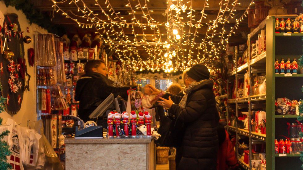 10 Realizations You Forcibly Have When You Work Retail During The Holidays