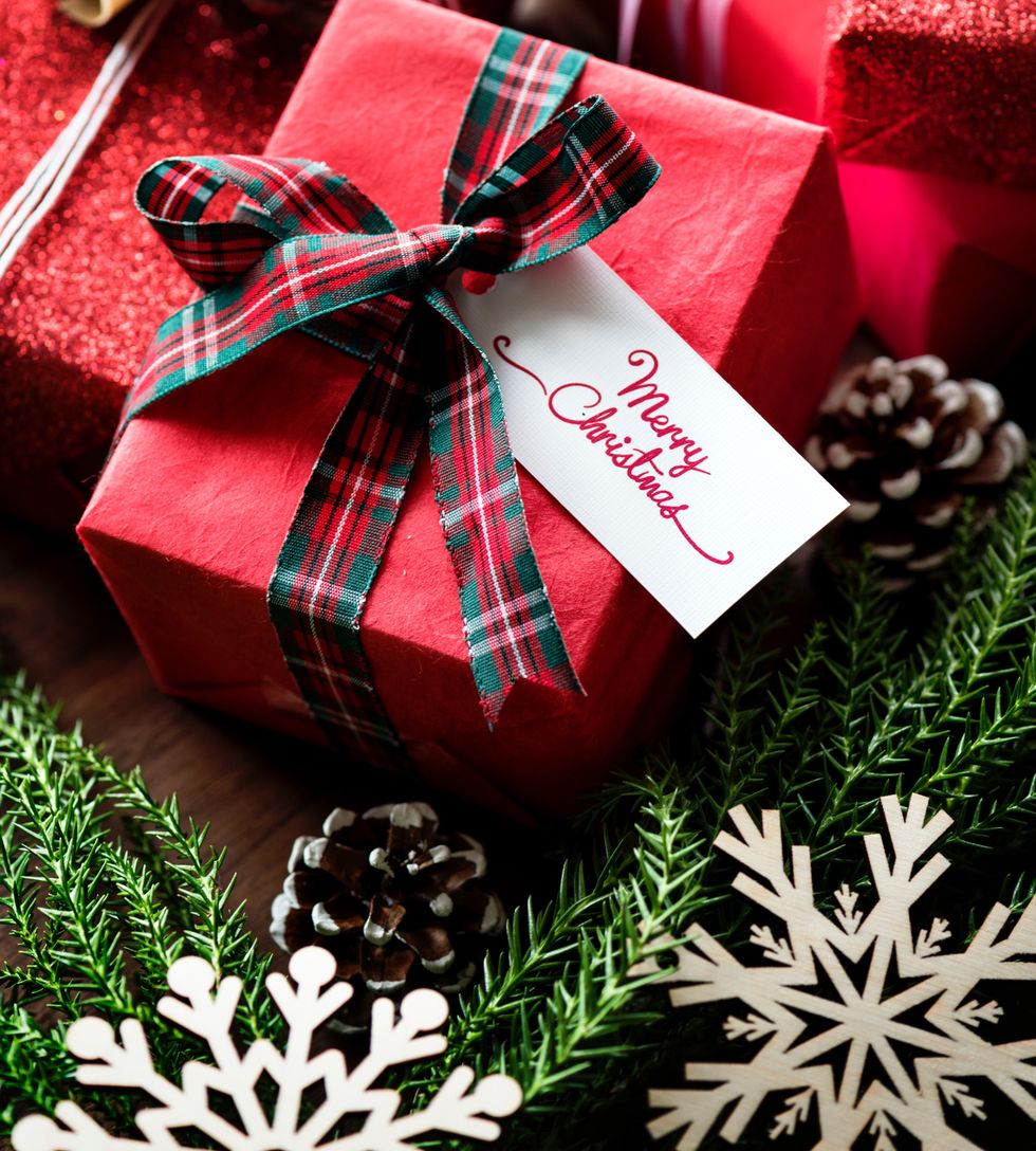 4 Small Things You Can Do To Bring Holiday Cheer To Others This Christmas