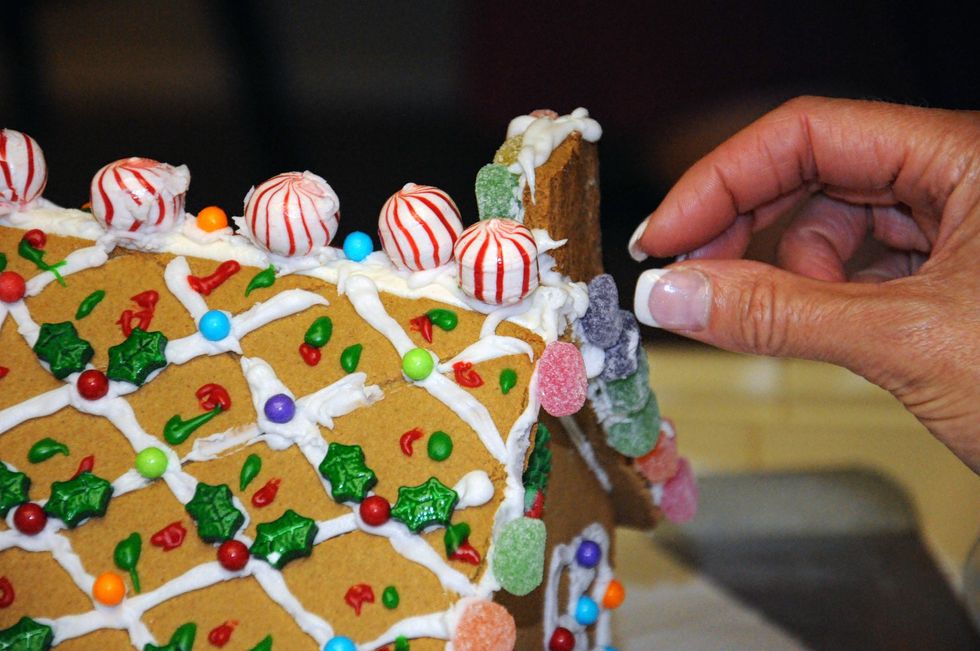 22 Thoughts You Have While Making A Gingerbread House