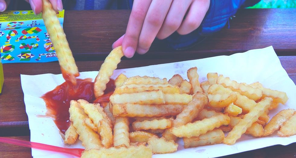The 6 Definitive Stages Of Eating Out, As Told By A 'Picky Eater'