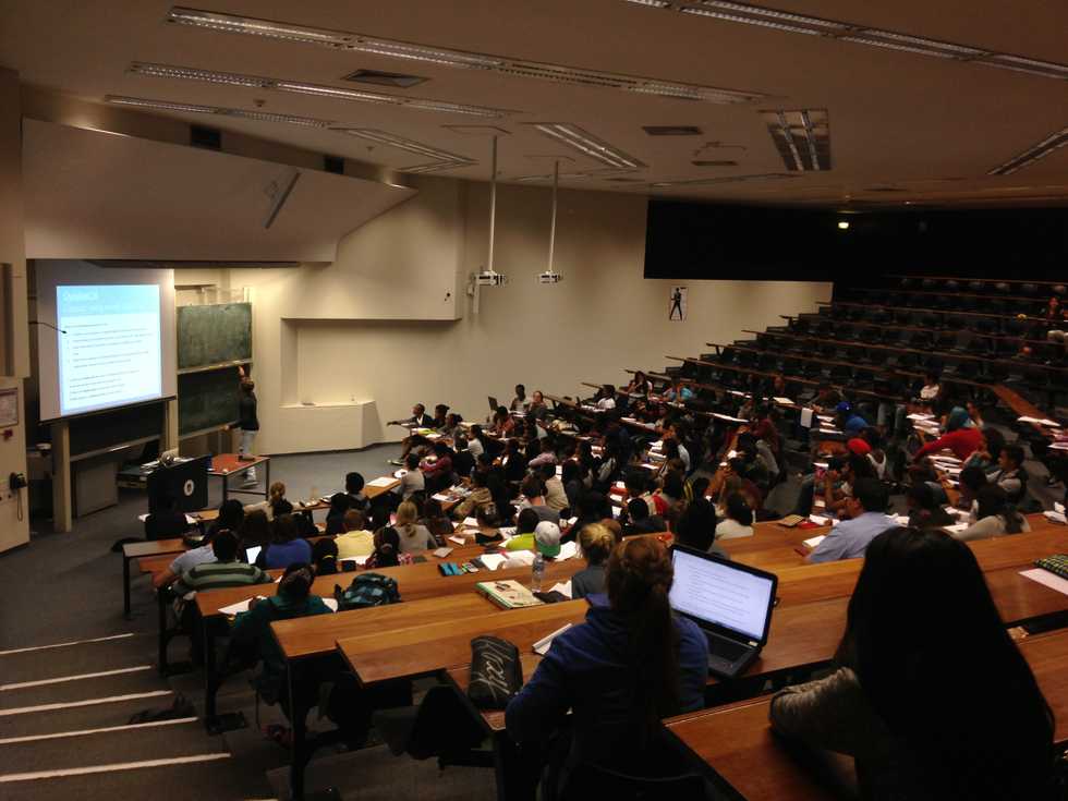 9 Things That Inevitably Happen In A Big College Lecture Class | The ...