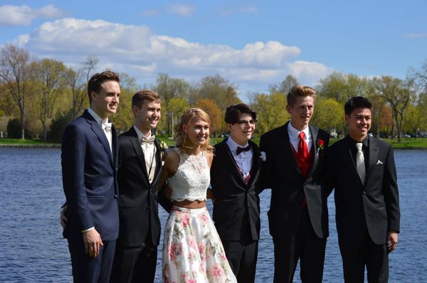 5 Pros And 5 Cons Of Being The Only Girl In A Guy Friend Group