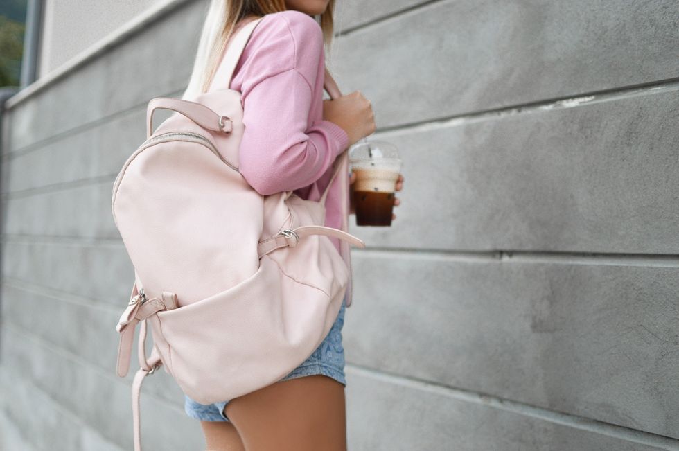 11 Things College Girls Will ALWAYS Have In Her Backpack