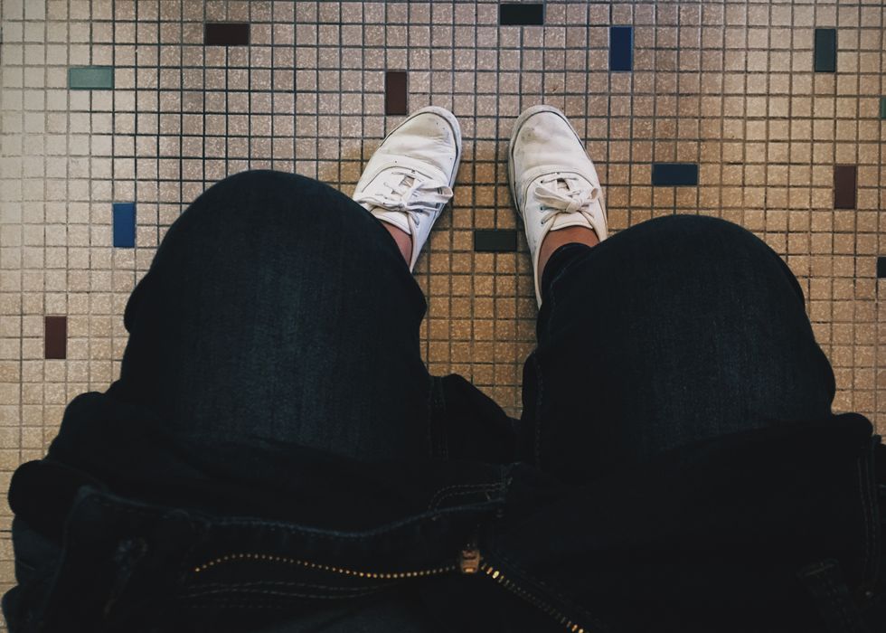 18 Thoughts Everyone Has Squatting Over A Public Bathroom Toilet
