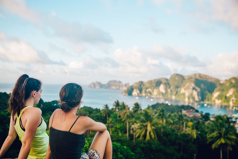 The Pros And Cons To Traveling Alone Or With Others