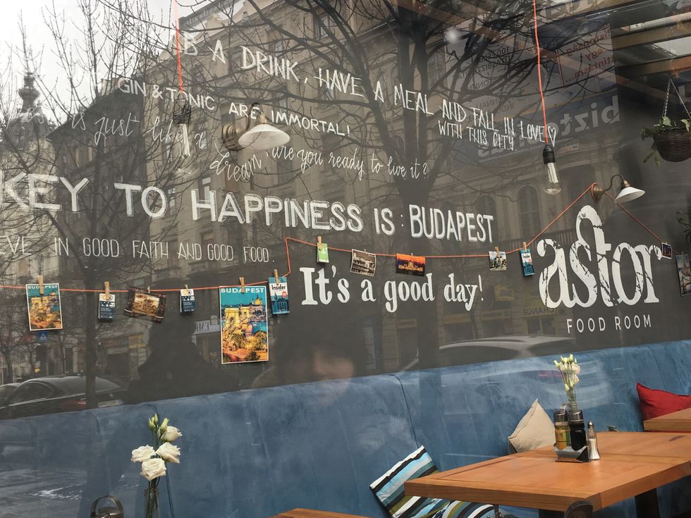 I Traveled Abroad Alone For The First Time, Missed My Flight And Literally Nothing Went As Planned