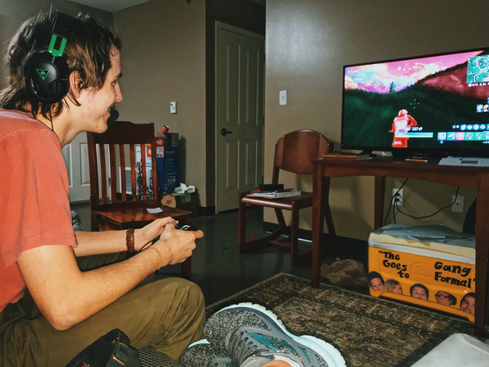 21 Thoughts I Had Watching My Boyfriend Play 'Fortnite,' All Night