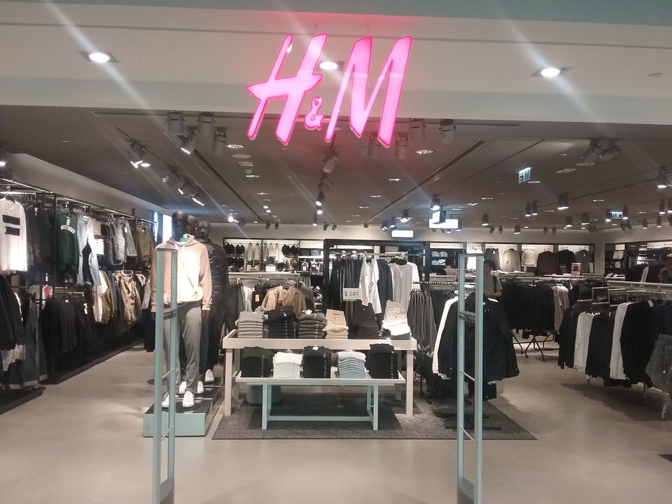 19 Thoughts All Plus Size Girls Have While Shopping At H&M