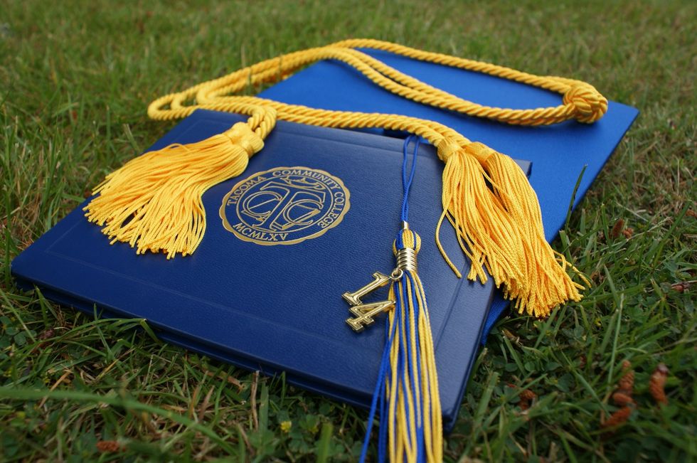 25 College Graduation Caps For Disney Lovers That Are Pure Magic