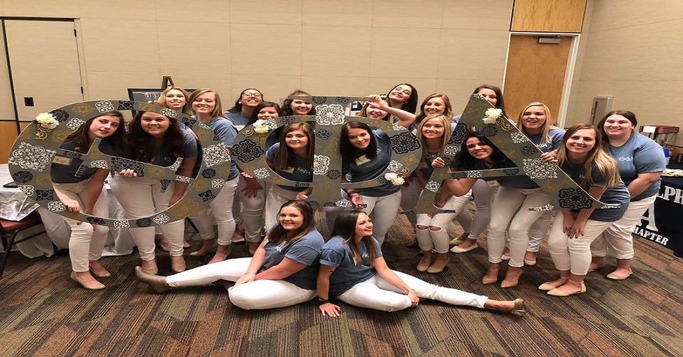 Sorority Squats And 9 Other Signs That Girl Is In A Sorority