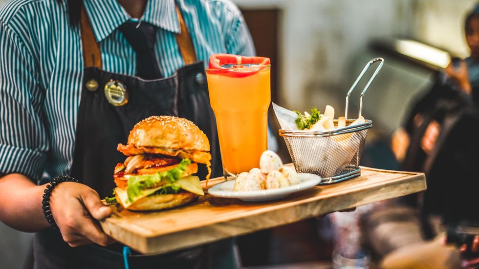 12 Do's and Don'ts Of Being A Restaurant Costumer As Valuable As A Nice Tip