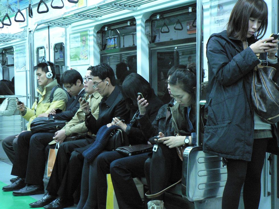 6 Scenarios Where You Realize Technology Is Ruining The Simple Things In Life