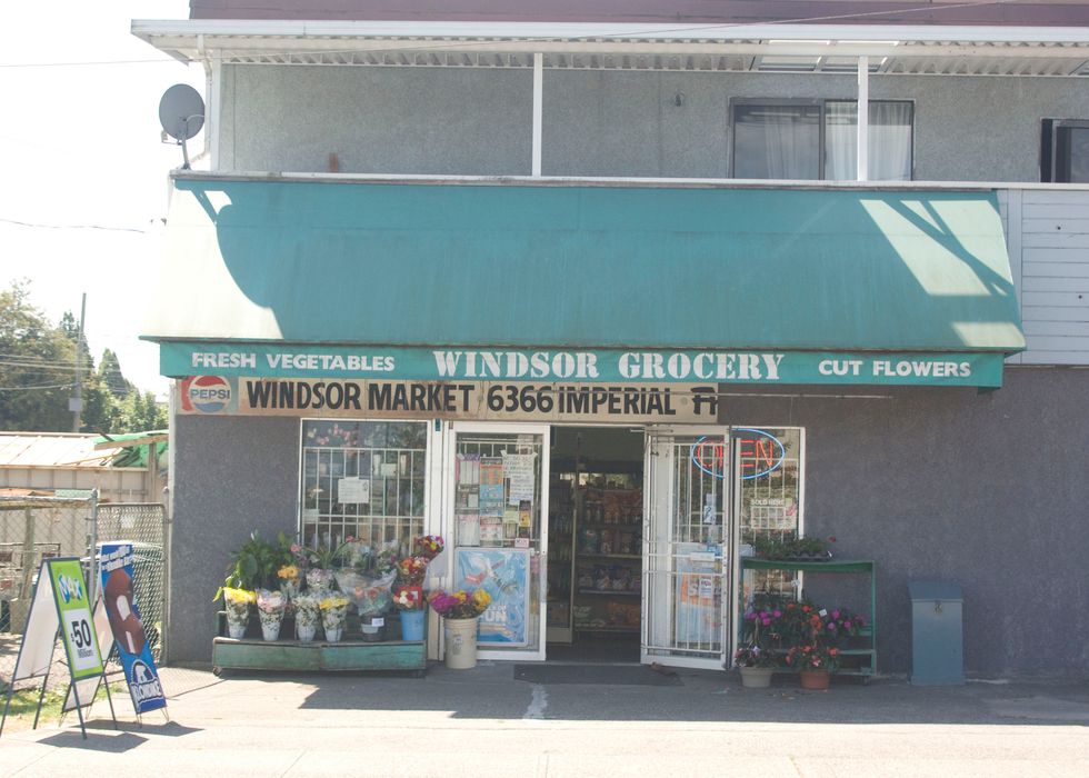 Local Cornerstore Employee “Not Fooled” By Stack Of Magazines Purchased Alongside Condoms