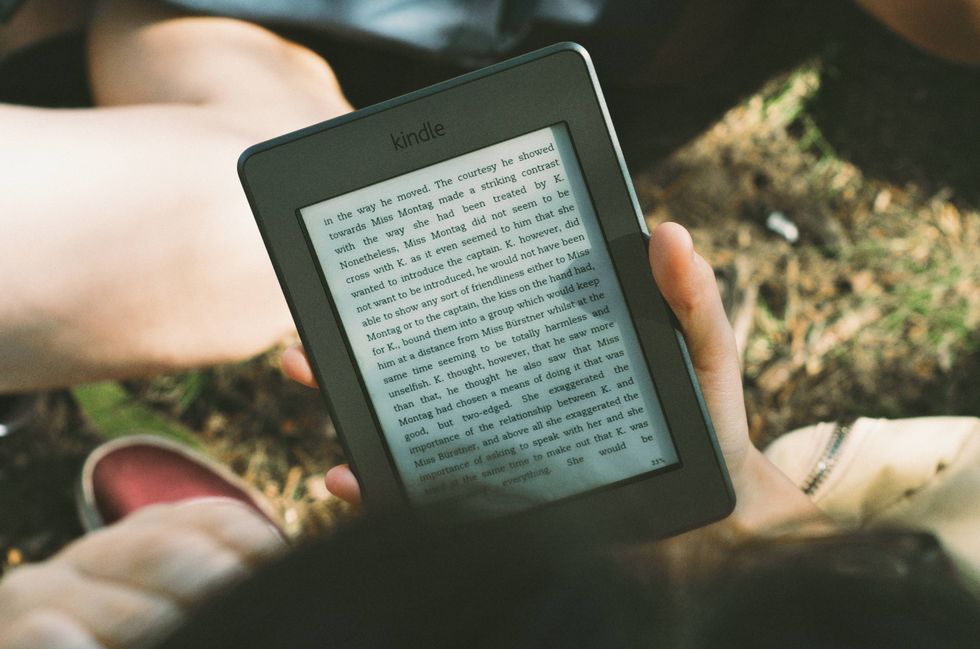 The Pros And Cons Of Reading E-books Vs Physical Books