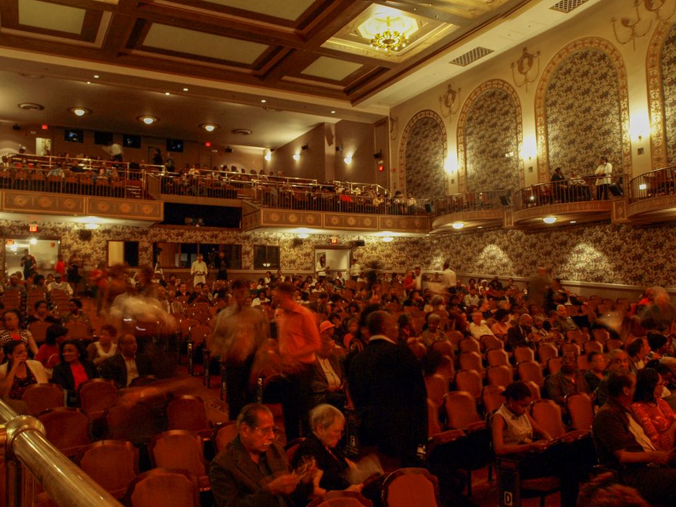 7 Ways To Not Be The Absolute Worst When You Go To The Theatre