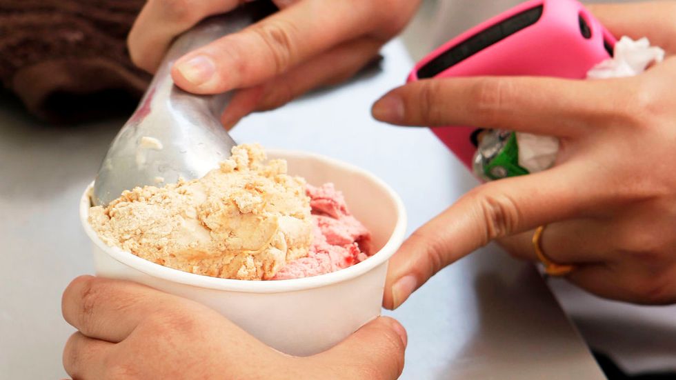 10 Ways You Instantly Make The Person Scooping Your Ice Cream Lose Their Chill