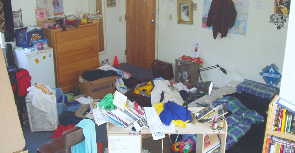 10 College Dorm Things You Throw Out BEFORE Your Parents Come Help Move You Out