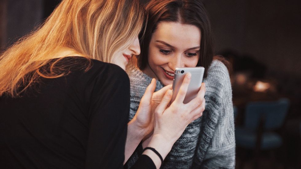 17 One-Liners Every College Girl Drops With Her BFF When They're Watching Instagram Stories