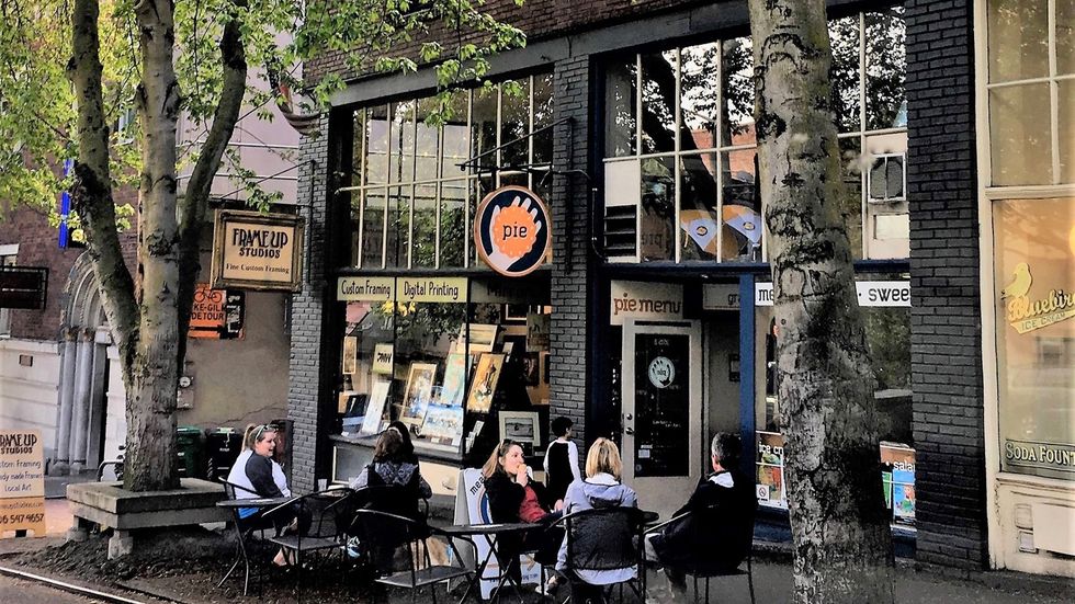 8 Reasons Why Everyone Should Work In A Restaurant At Some Point In Their Life