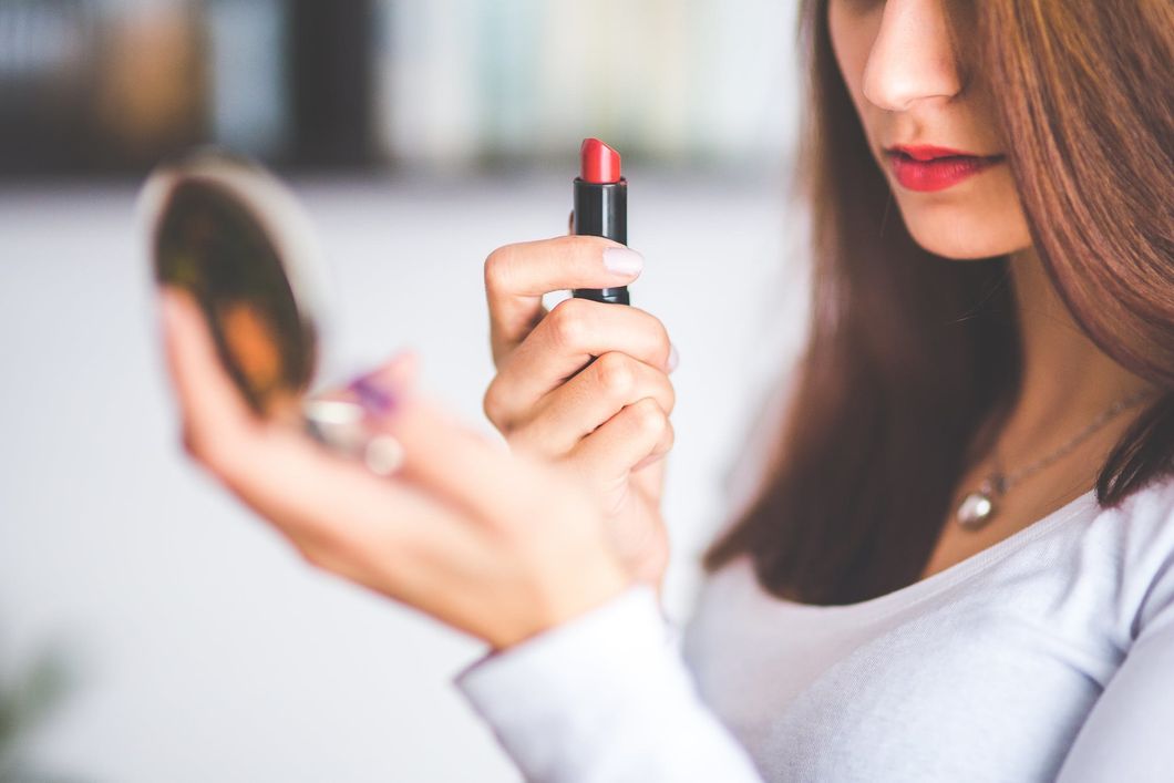8 Thoughts That A non-Makeup Guru Has When Going To Any Makeup Store