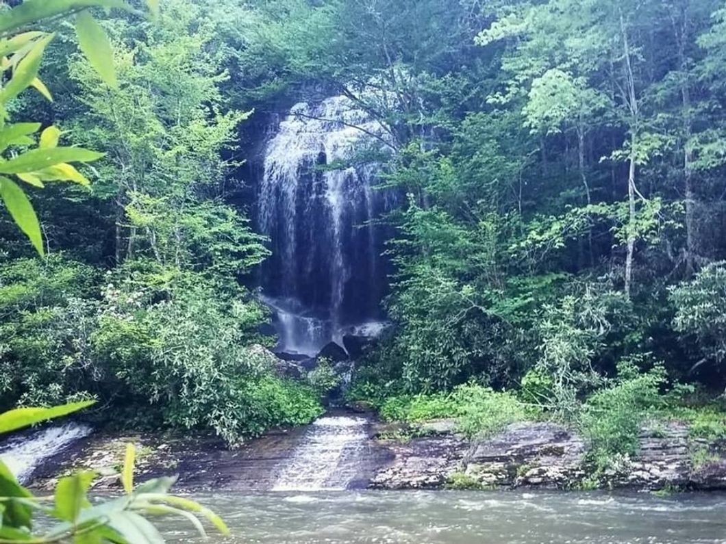 4 North Carolina Waterfalls That Are Worthy of A Day Trip