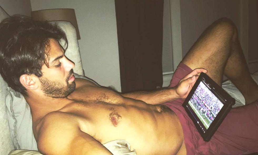 The 10 Commandments For Girls Dating Football Addicts To Avoid A 15-Yard Penalty