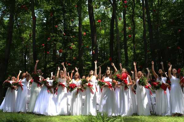 11 True Life Pros And Cons Of Attending An All-Girls High School