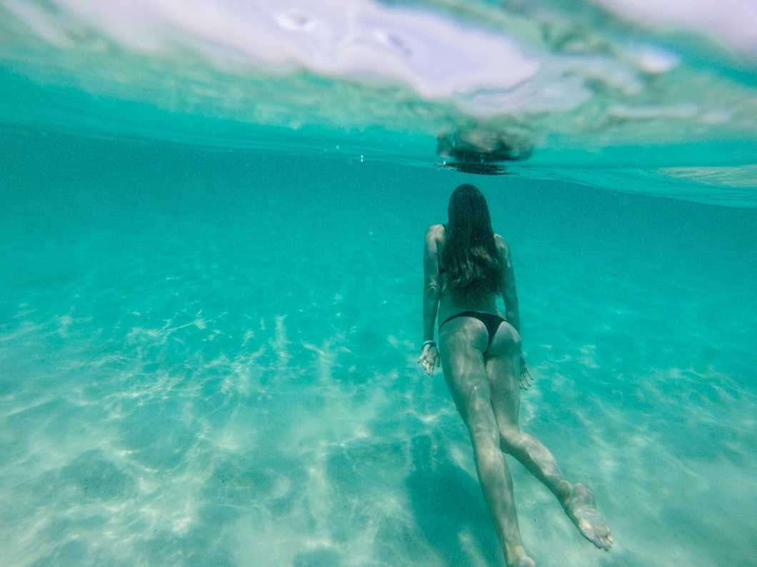 To girls wearing "cheeky" bathing suit bottoms, please dON'T stop