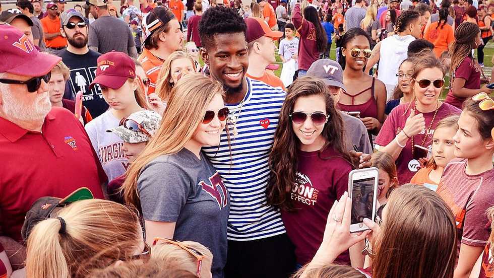 12 Signs You're A Girl Who Loves Her Some Football, From NFL To College